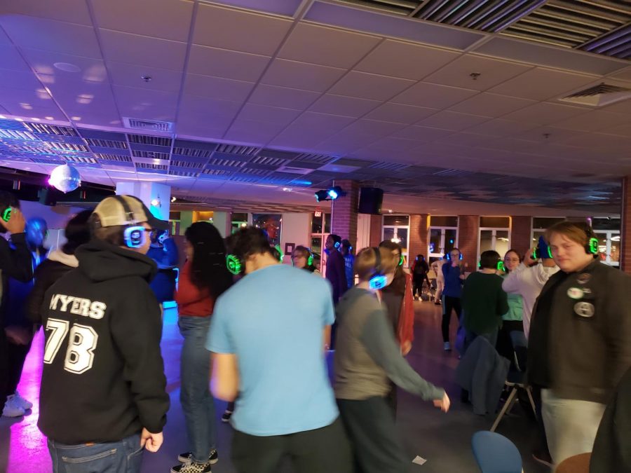 Headphone Disco DJs had the dance floor split evenly between blue and green.