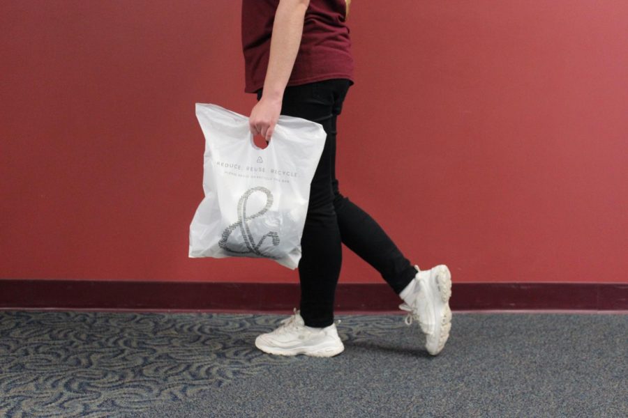 Central students are indecisive on plastic bag use.