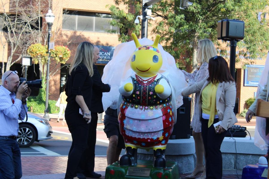 Joanna Cistullis Polish Bee is unveiled with the help of Mayor Erin Stewart.