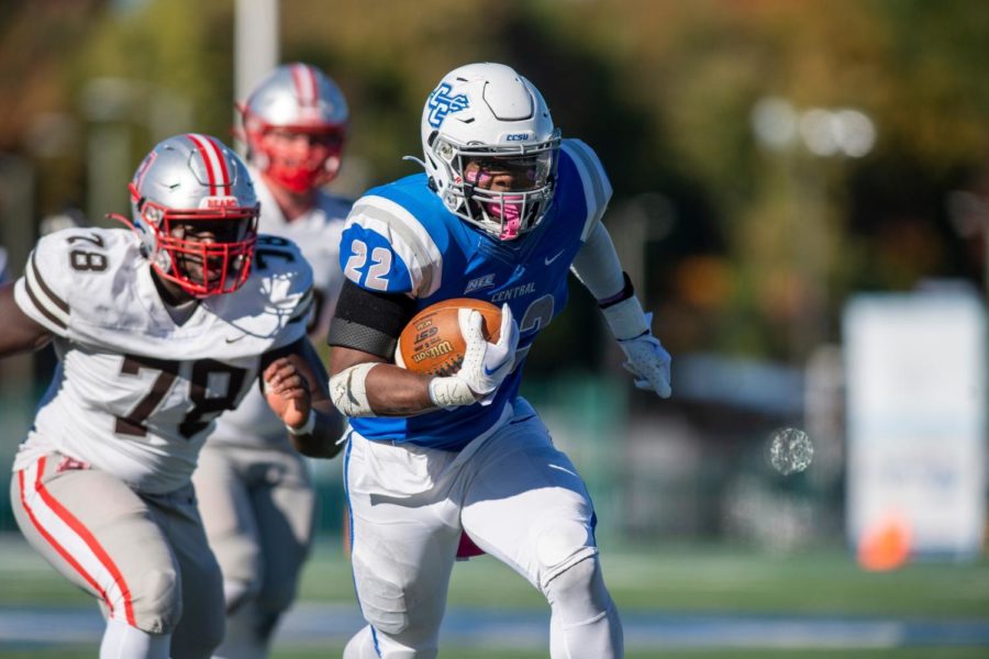 CCSU%E2%80%99s+senior+running+back+Nasir+Smith+rushed+for+an+85-yard+touchdown+in+the+middle+of+the+second+quarter+and+led+the+team+in+rushing+for+a+total+of+140+yards.+%28Photo%3A+CCSU+Athletics%29