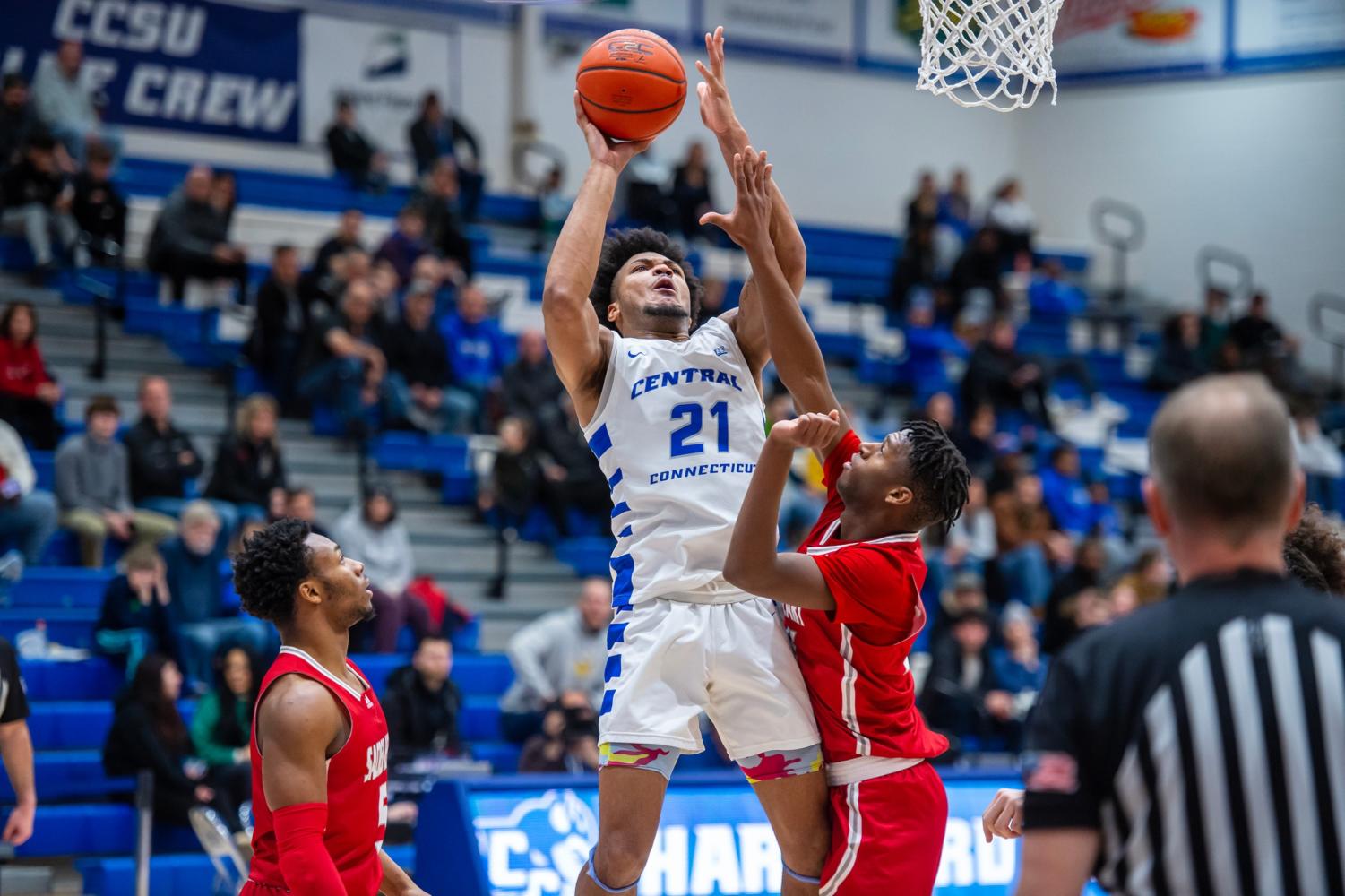 Men s Basketball Falls Short In Conference Tournament The Recorder