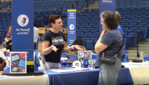 Faculty discuss university programs with parents of perpective students at Spring 2023 Open House.