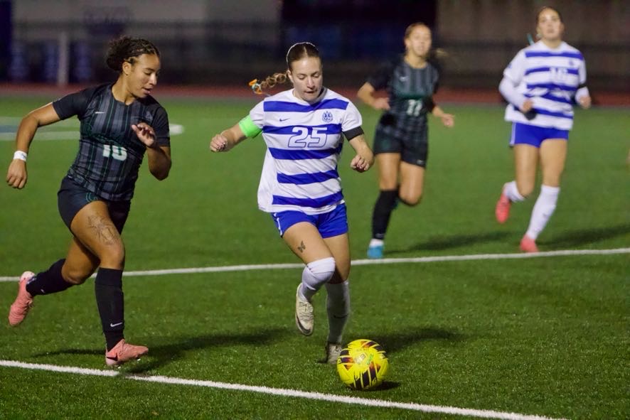 Women's Soccer Tames Cougars, 3-1