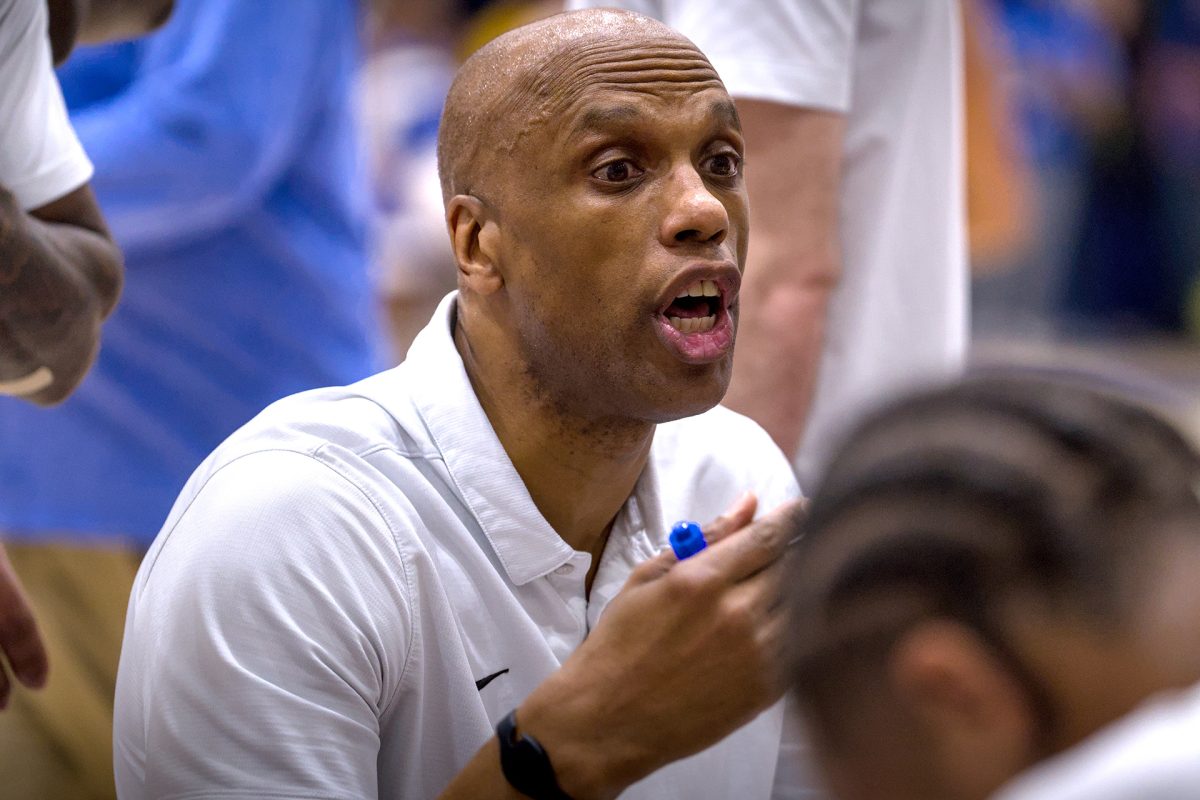 Head Coach Patrick Sellers speaking to his team during a timeout.