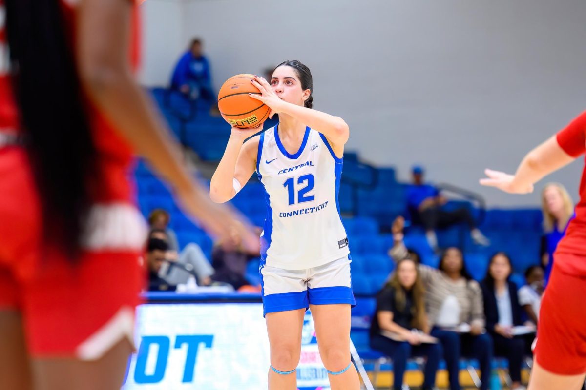 Lucia Noin taking a jump shot