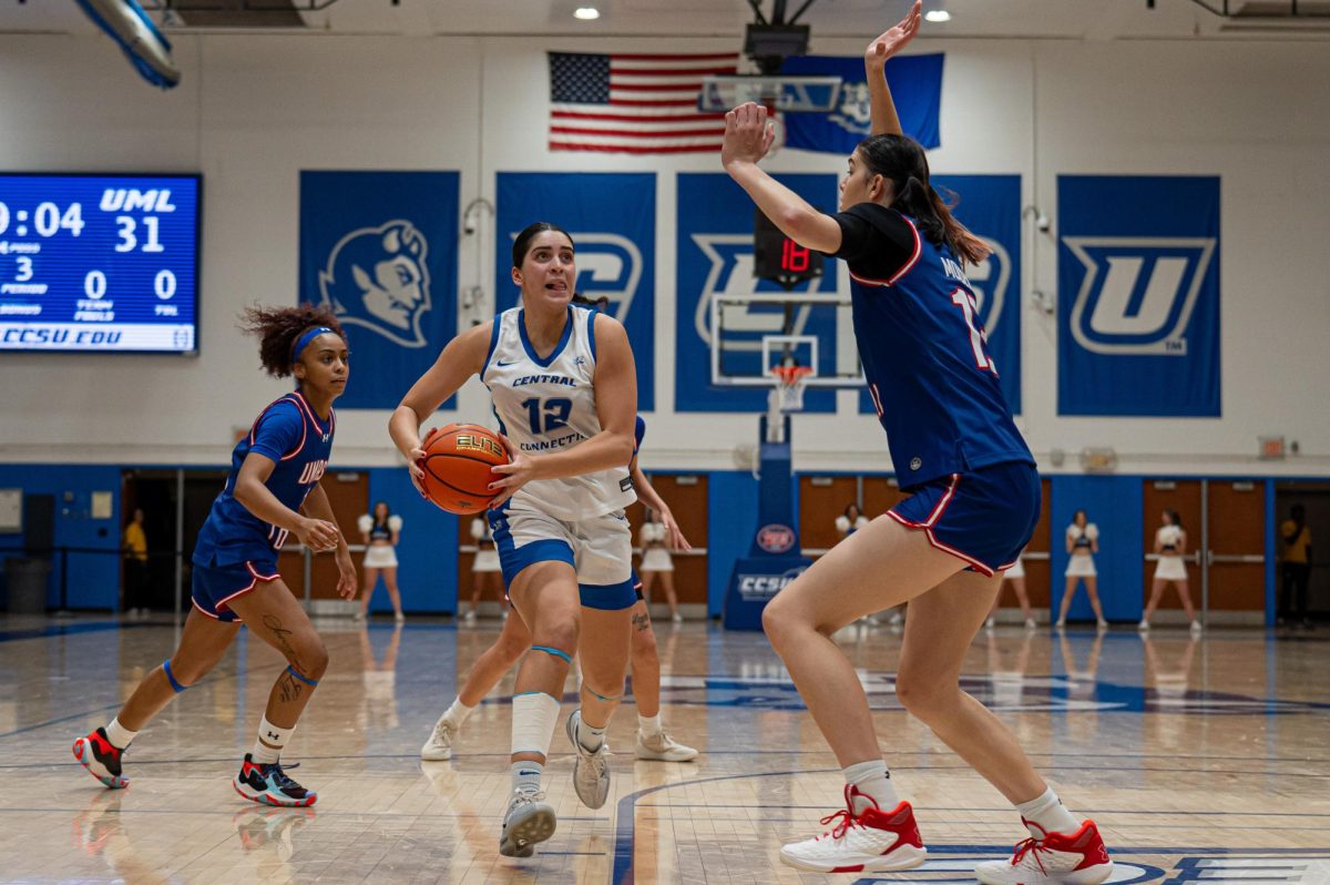 Lucia Noin (12) attacking the basket